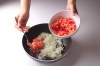  Мелко нарезать помидоры и потушить на сковороде, на среднем огне 3-5 минут. 