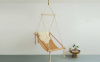 Если у вас дома главенствует скандинавский стул, то Вам стоит присмотреться к Ovis Hanging Chair, созданного только из натуральных материалов: дерева и кожи.