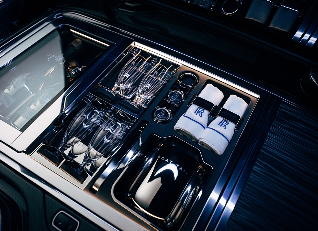 bar_v_avtomobile_rolls_royce
