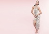 В рекламной кампании Chanel коллекции Весна-Лето 2018, представленной в прошлом октябре в Париже, проглядывается яркое настроение, пастельные тона и стильный минимализм. На нежно розовом и бирюзовом фоне, в объективе Карла Лагерфельда позируют юные модели Луна Бийль и Грейс Элизабет. 