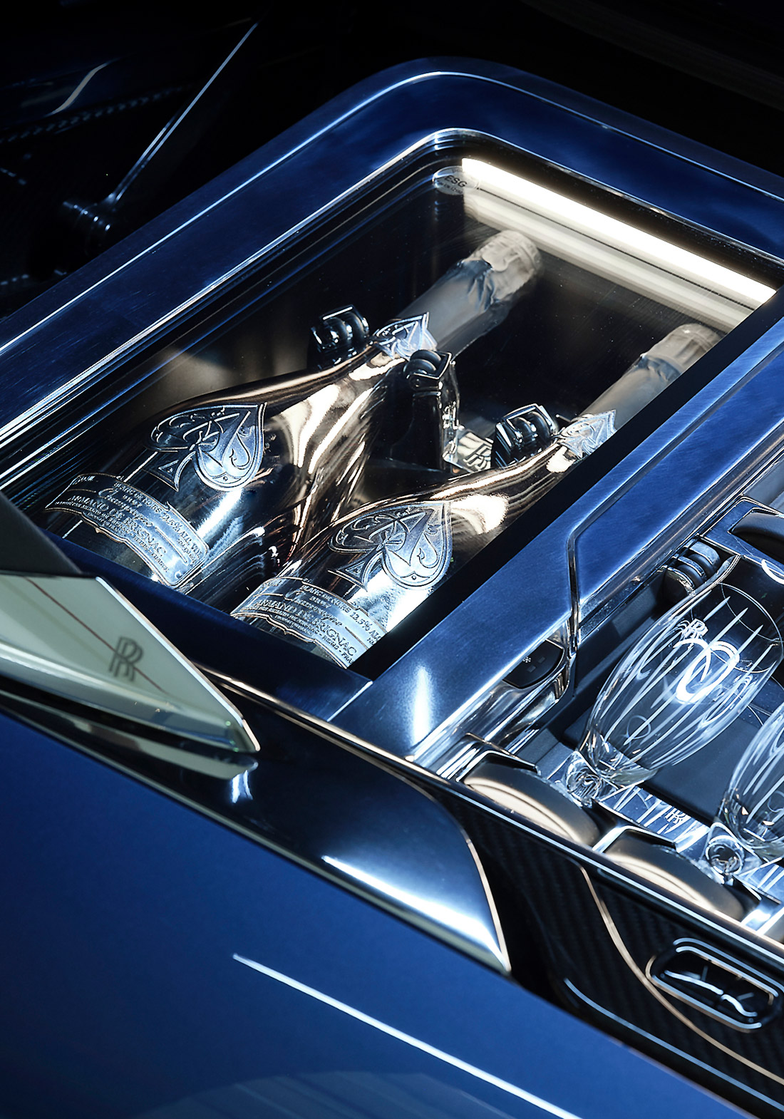 shampanskoe_v_avtomobile_rolls_royce